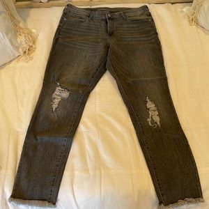 Unique gray fray hem rockstar jeans!